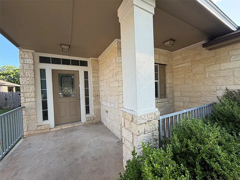 904 Gentry Dr — Photo 2