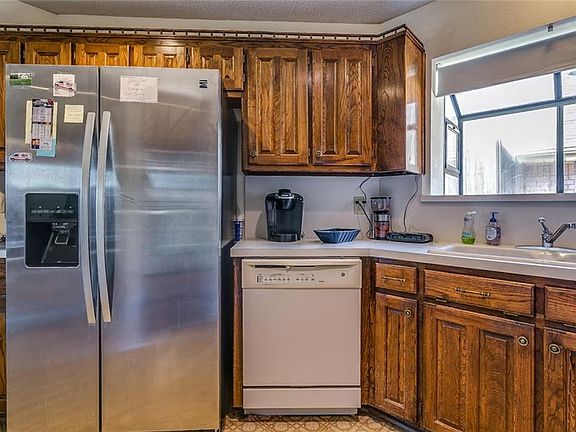 5th image of 1103 Chapel Hill Dr
