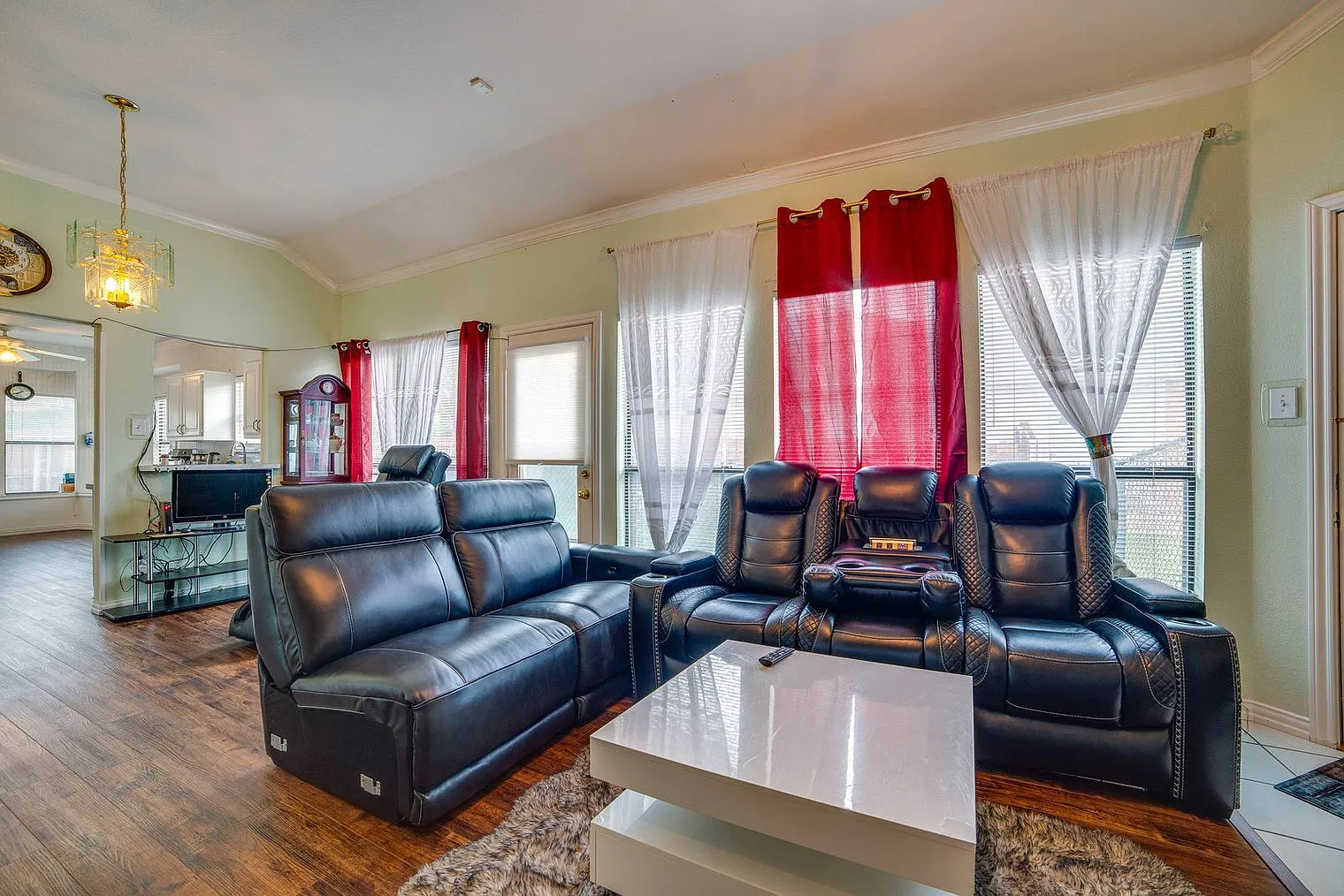 3 bed, 2.0 bath, 1399 sqft, $3,933 — Photo 3