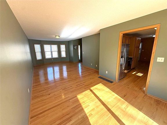 3rd image of 822 W Edwards St