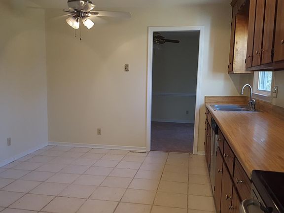 Eat-in Kitchen Area w/view of Dining Room