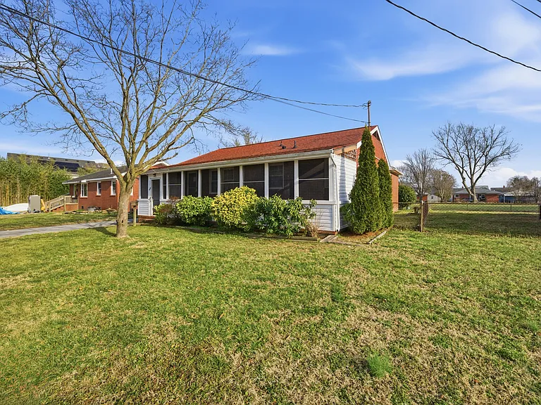 1210 Pansy St — Photo 4