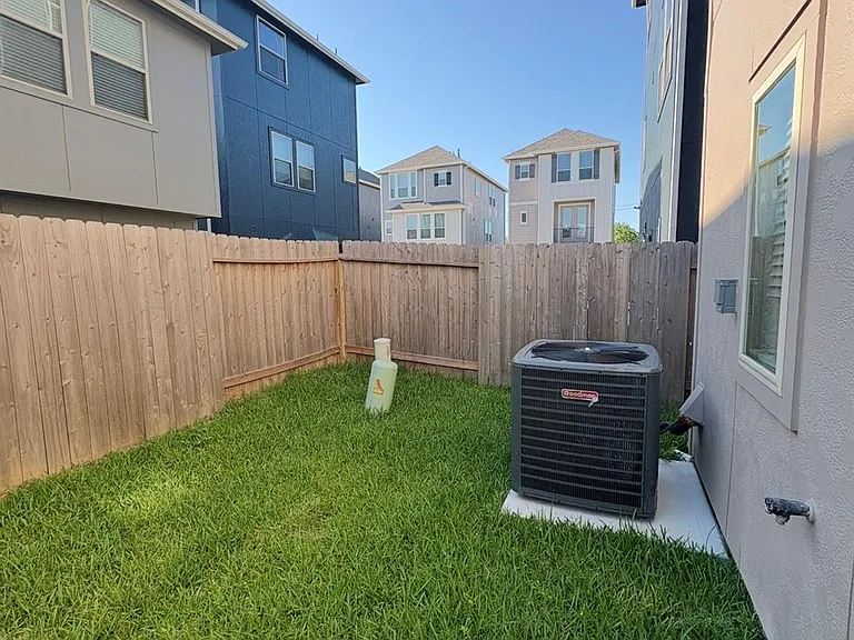 11904 Lawton Creek Ln — Photo 28
