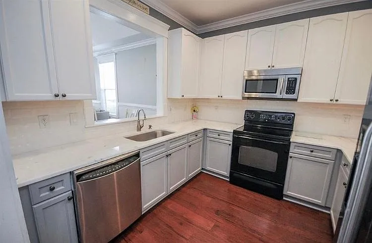 3030 Cummings Ave — Photo 3