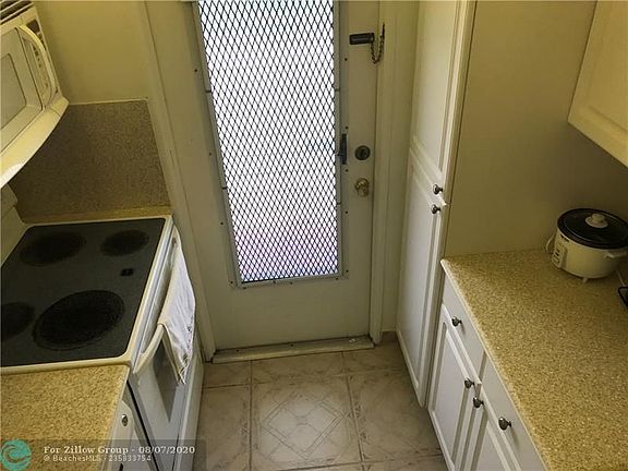 3rd image of 1040 SE 4th Ave APT 226