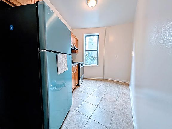 4th image of 2121 Foster Ave #77