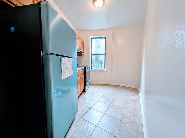 2121 Foster Avenue image 4 of 8