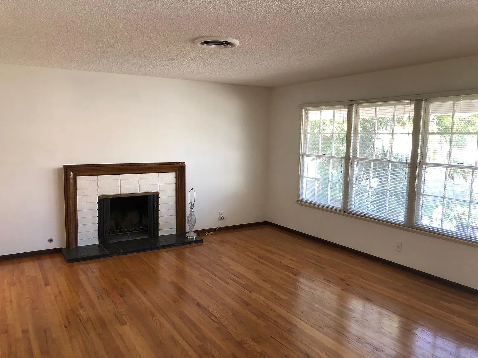 5104 Melbourne Dr — Photo 2