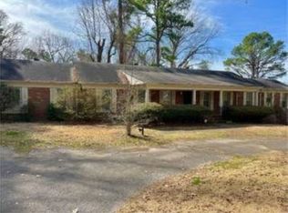 686 Country Club Ln, Jackson, TN 38305