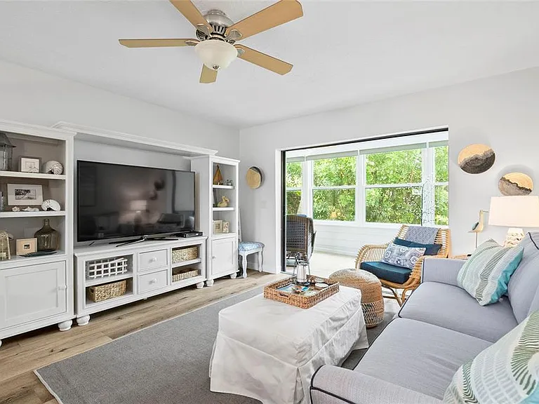 440 Palm Tree Dr — Photo 11