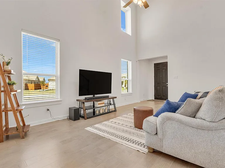 108 Blackwell Ln — Photo 6