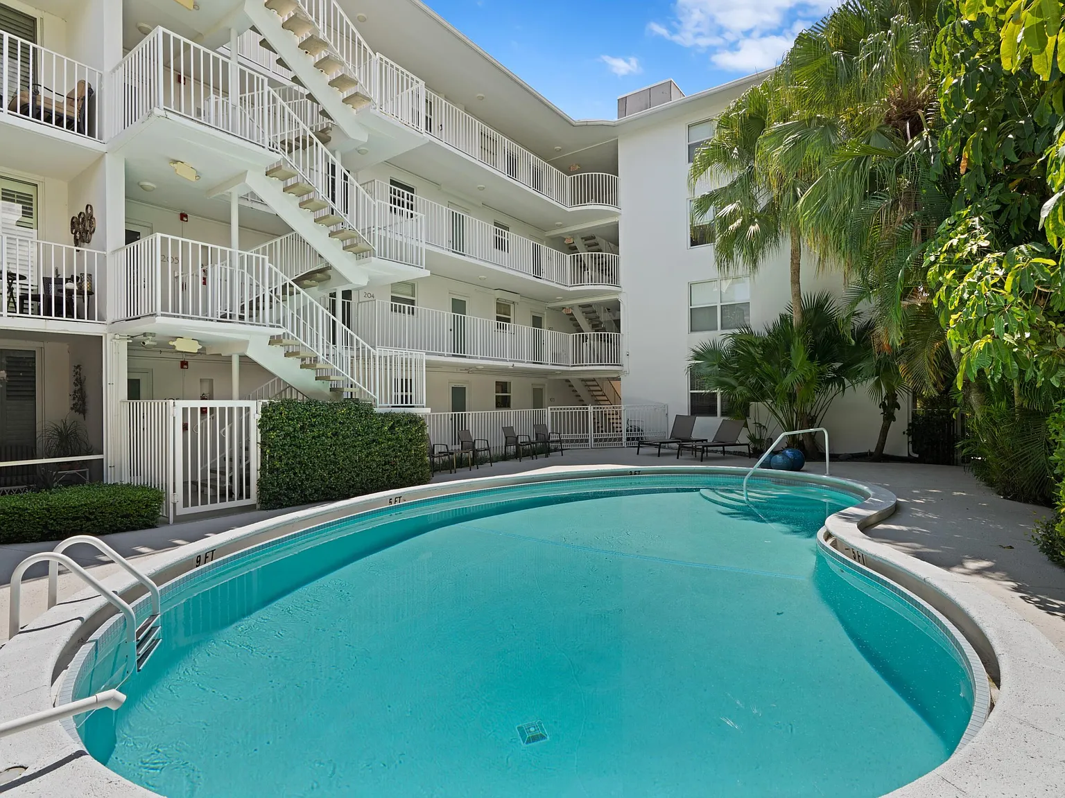 1 bed, 1.0 bath, 595 sqft, $11,500 — Photo 2
