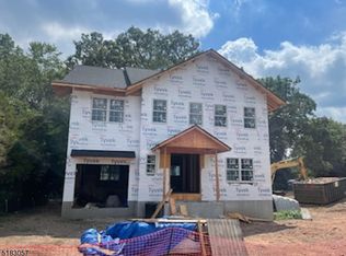 65 Davenport Ave, Roseland, NJ 07068