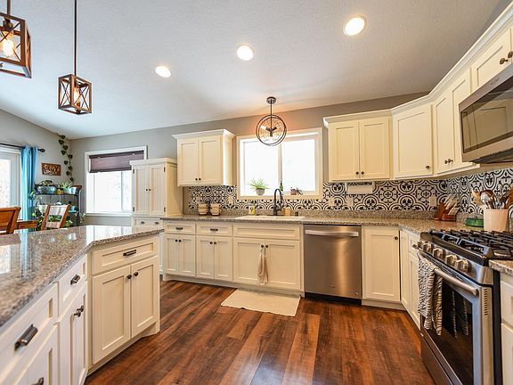 4th image of 13751 Oakwood Dr