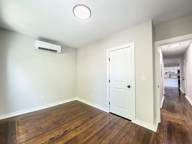 560 Howard Ave — Photo 11