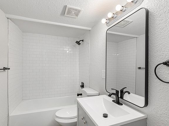 3rd image of 1464 N Elizabeth St #1