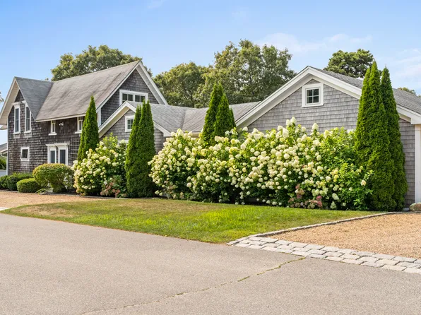 1 Rowland Ave, Oak Bluffs, MA 02557