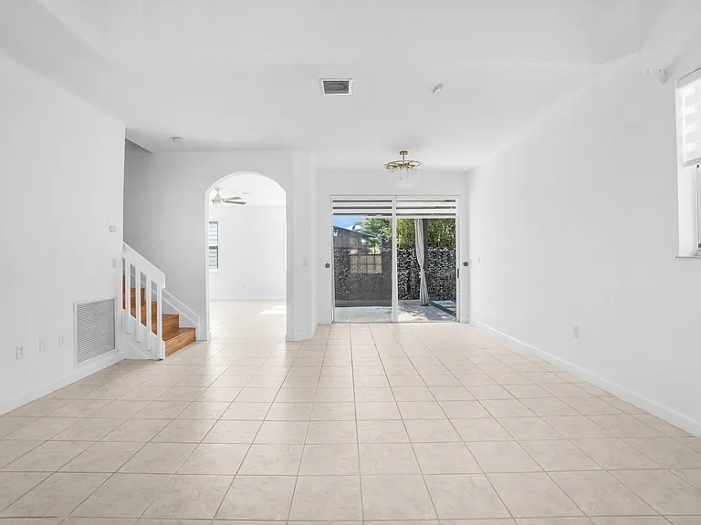 9002 SW 214th Ln — Photo 3
