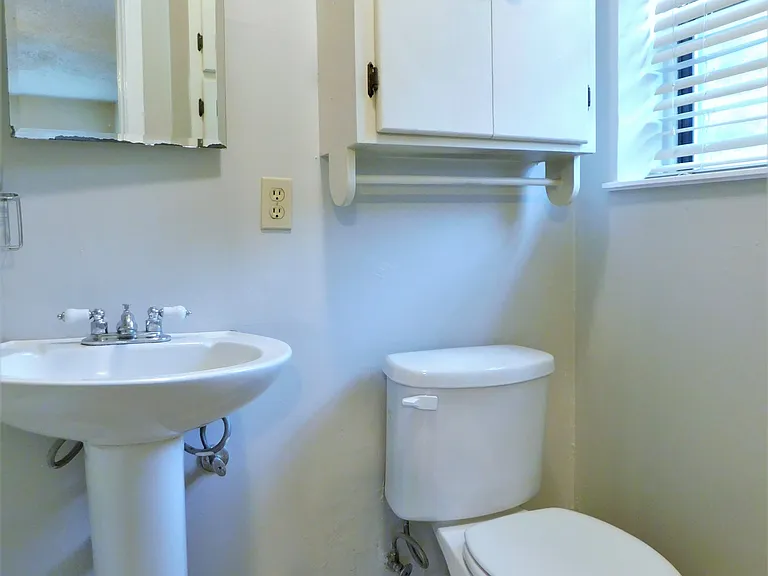 1010 Denton St — Photo 4