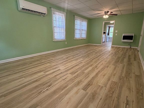 3rd image of 704 E Caddo St