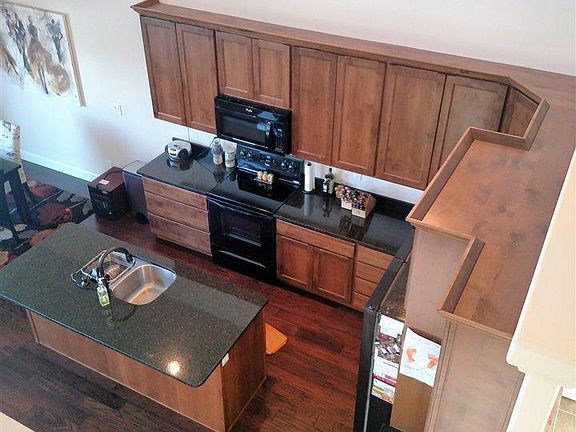 3rd image of 909 Meadowlark Dr
