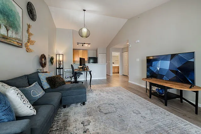 1 bed, 883 sqft, $1,750 — Photo 2