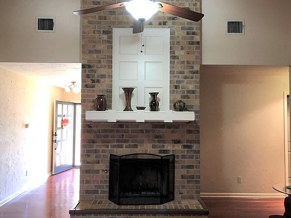 3rd image of 920 Shumard Oak St