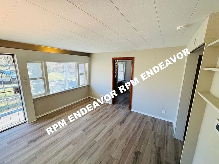 9943 Lilac Dr — Photo 4