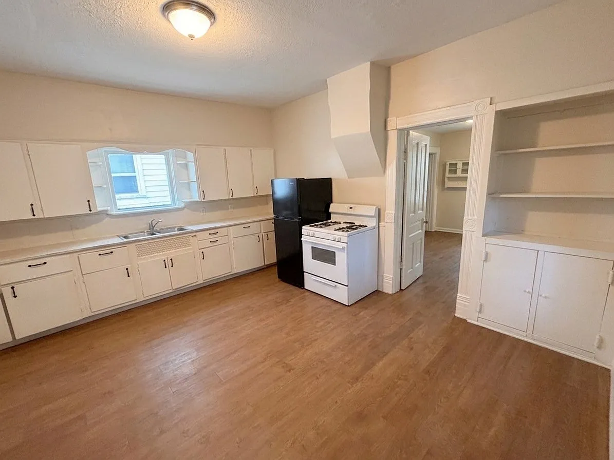 2 bed, 1050 sqft, $1,345 — Photo 2