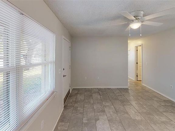 3rd image of 605 Holt Cir