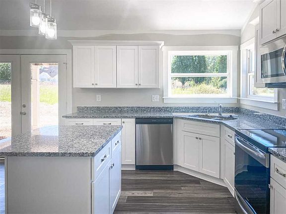 3rd image of 518 Beaver Ct