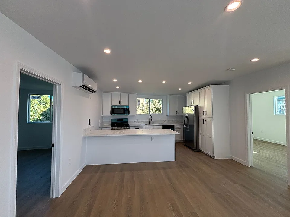 2280 S Barrington Ave