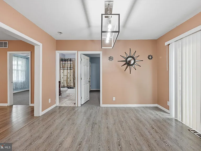 334 N Oakland Ave — Photo 8