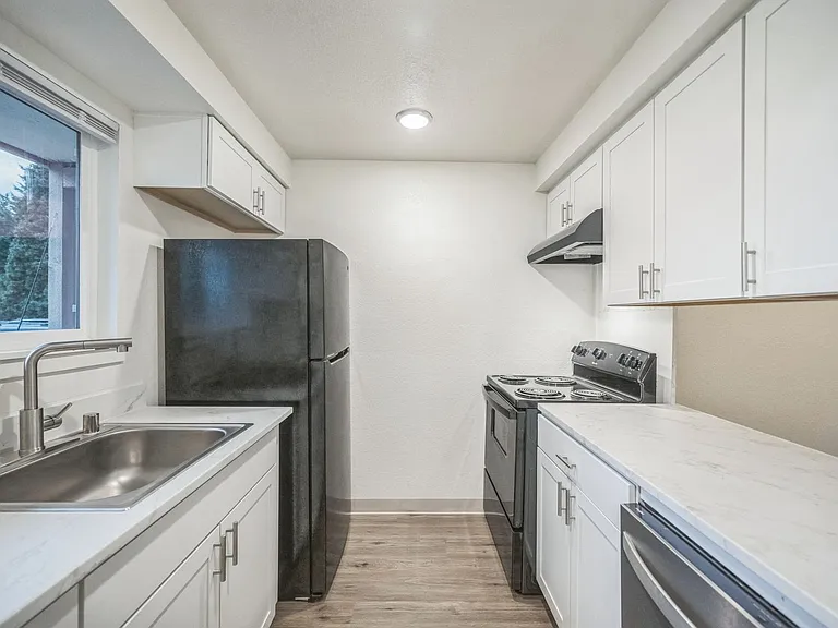 Spacious 2 Bedroom - Excellent Location! — Photo 12