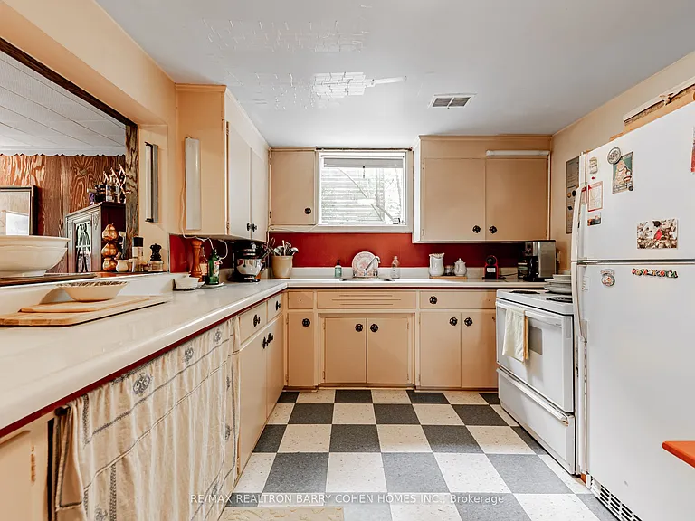200 Cortleigh Blvd — Photo 18