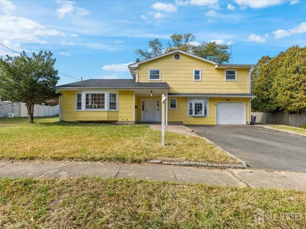 8 Starodub Dr, Milltown, NJ 08850