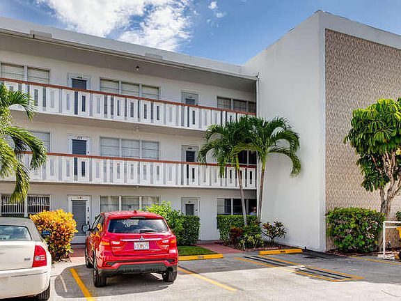 3rd image of 208 Wellington #D