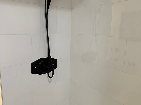 5th image of 832 N Main St #4