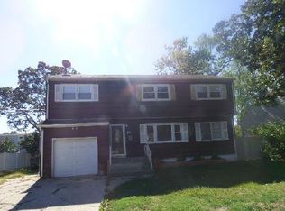 253 48th St, Lindenhurst, NY 11757