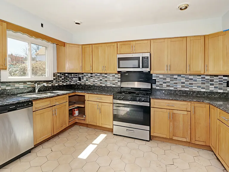 260 Shepard Ave — Photo 8