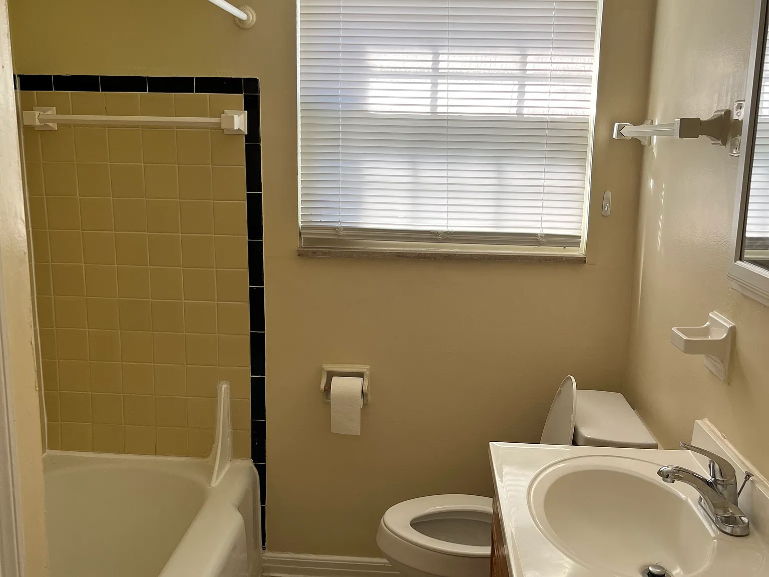 1133 S Cassingham Rd — Photo 3