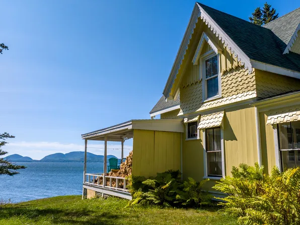 2 W Shore Road, Hancock, ME 04640
