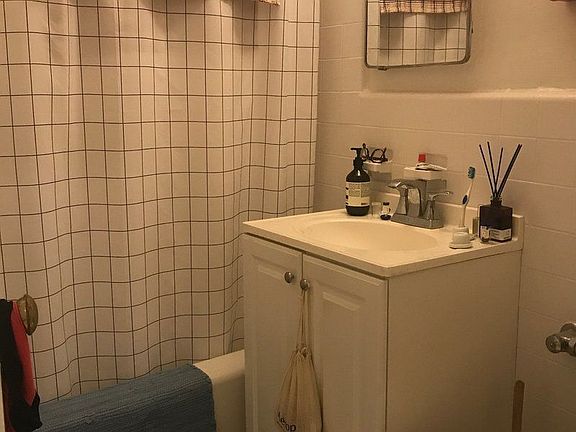 4th image of 44 Garden Pl APT 2A