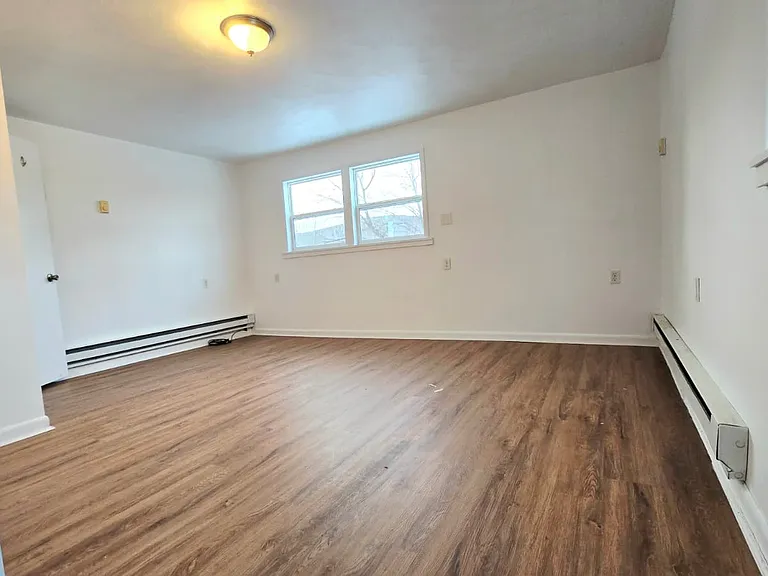 725 Dickson St — Photo 17