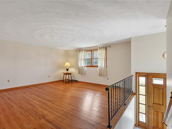 4th image of 8104 Maple Rd