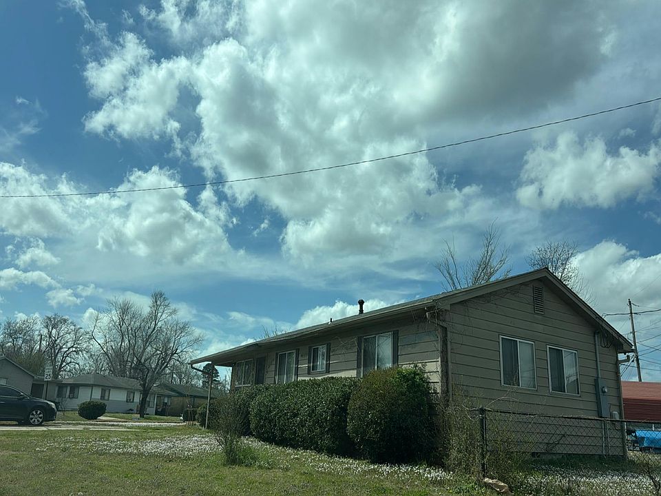 2nd image of 5115 N Woodland Dr
