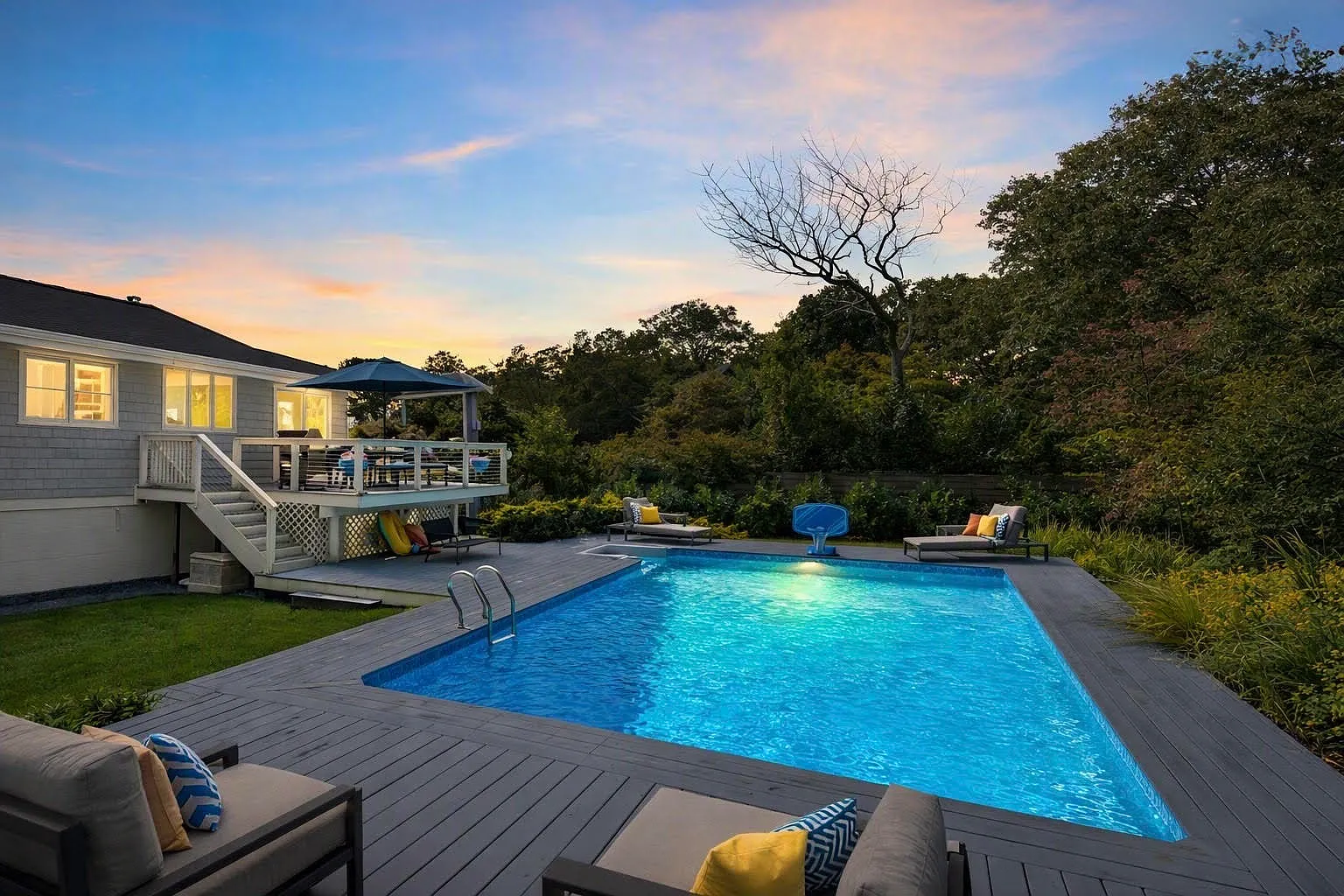 Southampton Beach House| Close Proximity to Beaches & Restaurants — Photo 2