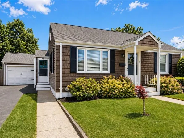 39 Gloria St, Pawtucket, RI 02861