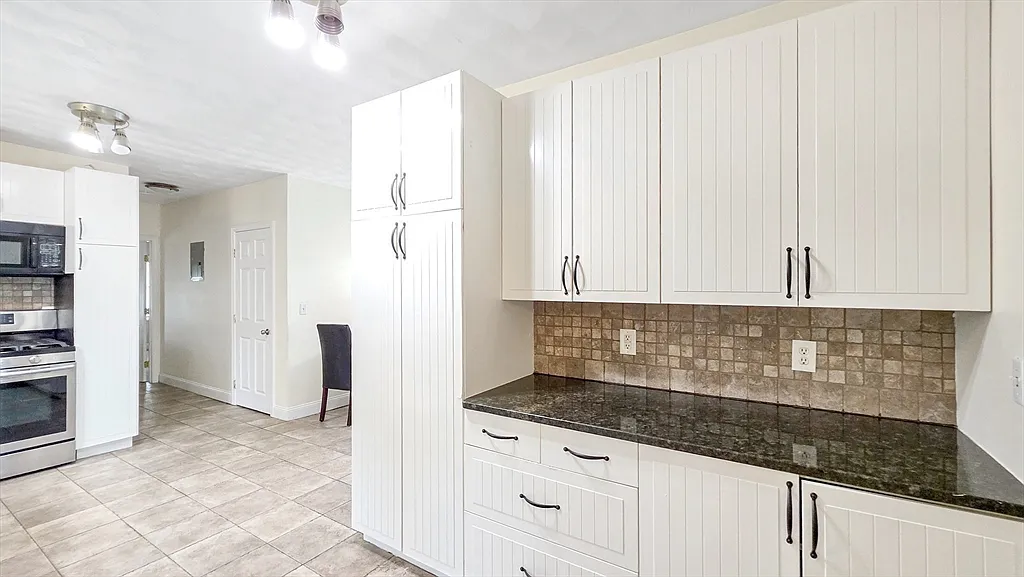 3 bed, 2.0 bath, 1900 sqft, $3,400 — Photo 4
