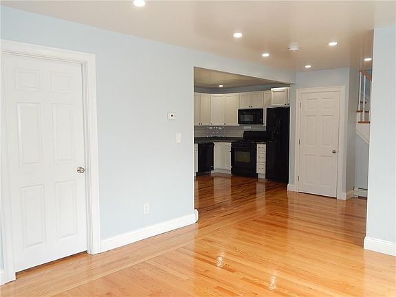 5th image of 165 Gladstone St
